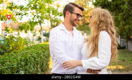 Photo en gros plan de wedding couple kissing in the park. Banque D'Images