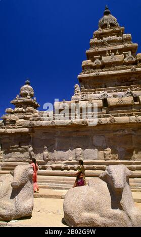 Le Temple Shore a été construit au début du 8ème siècle ce pendant le règne de Narasimhavarman II (également connu sous le nom de Rajasimha) de la dynastie Pallava. Il est ainsi nommé parce qu'il surplombe la rive de la baie du Bengale. C'est un temple structural, construit avec des blocs de granit. Mahabalipuram, également connu sous le nom de Mamallapuram (Tamil: மாமல்லபுரம்) est une ville historique ancienne et était un port maritime animé dès le premier siècle ce. Au 7ème siècle, c'était la principale ville portuaire de la dynastie sud-indienne de Pallava. Les monuments historiques vus aujourd'hui ont été construits en grande partie entre le 7ème et le 9ème centu Banque D'Images