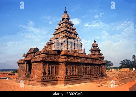 Le Temple Shore a été construit au début du 8ème siècle ce pendant le règne de Narasimhavarman II (également connu sous le nom de Rajasimha) de la dynastie Pallava. Il est ainsi nommé parce qu'il surplombe la rive de la baie du Bengale. C'est un temple structural, construit avec des blocs de granit. Mahabalipuram, également connu sous le nom de Mamallapuram (Tamil: மாமல்லபுரம்) est une ville historique ancienne et était un port maritime animé dès le premier siècle ce. Au 7ème siècle, c'était la principale ville portuaire de la dynastie sud-indienne de Pallava. Les monuments historiques vus aujourd'hui ont été construits en grande partie entre le 7ème et le 9ème centu Banque D'Images