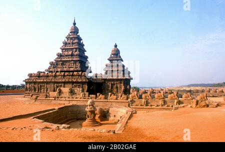 Le Temple Shore a été construit au début du 8ème siècle ce pendant le règne de Narasimhavarman II (également connu sous le nom de Rajasimha) de la dynastie Pallava. Il est ainsi nommé parce qu'il surplombe la rive de la baie du Bengale. C'est un temple structural, construit avec des blocs de granit. Mahabalipuram, également connu sous le nom de Mamallapuram (Tamil: மாமல்லபுரம்) est une ville historique ancienne et était un port maritime animé dès le premier siècle ce. Au 7ème siècle, c'était la principale ville portuaire de la dynastie sud-indienne de Pallava. Les monuments historiques vus aujourd'hui ont été construits en grande partie entre le 7ème et le 9ème centu Banque D'Images