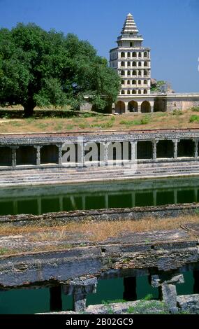 Inde: Terrasses, tank et tour au fort de Gingee, Tamil Nadu. Le fort de Gingee ou le fort de Senji était à l'origine le site d'un petit fort construit par la dynastie Chola au cours du 9th siècle. Le fort a été modifié par Kurumbar au cours du 13th siècle. Le fort tel qu'il est aujourd'hui a été construit dans les 15th et 16th siècles par la dynastie Nayak. Le fort passa de manière variable aux Marathas sous la direction de Shivaji en 1677, les Bijapur sultans, les Moghuls, les Nawabs de Carnatic, les Français et ensuite les Britanniques en 1761. Le fort est étroitement associé à Raja Tej Singh. Banque D'Images