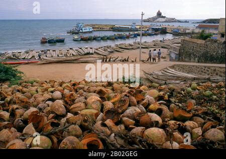 Kanyakumari, anciennement connu sous le nom de Cap Comoriin, se trouve au point le plus au sud de l'Inde continentale. C'est la pointe sud des collines de Cardamom, une extension des Ghats occidentaux qui s'étendent le long de la côte ouest de l'Inde. Kanyakumari prend son nom de la déesse Devi Kanya Kumari, considérée comme une sœur de Krishna. Les femmes lui prient pour le mariage. On croit que la déesse est celle qui enlève la rigidité de notre esprit. Le temple ici est un Shakti Peetha, l'un des lieux les plus saints de la déesse mère. Banque D'Images