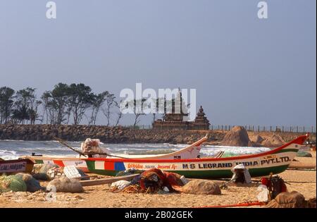 Le Temple Shore a été construit au début du 8ème siècle ce pendant le règne de Narasimhavarman II (également connu sous le nom de Rajasimha) de la dynastie Pallava. Il est ainsi nommé parce qu'il surplombe la rive de la baie du Bengale. C'est un temple structural, construit avec des blocs de granit. Mahabalipuram, également connu sous le nom de Mamallapuram (Tamil: மாமல்லபுரம்) est une ville historique ancienne et était un port maritime animé dès le premier siècle ce. Au 7ème siècle, c'était la principale ville portuaire de la dynastie sud-indienne de Pallava. Les monuments historiques vus aujourd'hui ont été construits en grande partie entre le 7ème et le 9ème centu Banque D'Images