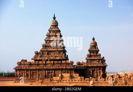 Le Temple Shore a été construit au début du 8ème siècle ce pendant le règne de Narasimhavarman II (également connu sous le nom de Rajasimha) de la dynastie Pallava. Il est ainsi nommé parce qu'il surplombe la rive de la baie du Bengale. C'est un temple structural, construit avec des blocs de granit. Mahabalipuram, également connu sous le nom de Mamallapuram (Tamil: மாமல்லபுரம்) est une ville historique ancienne et était un port maritime animé dès le premier siècle ce. Au 7ème siècle, c'était la principale ville portuaire de la dynastie sud-indienne de Pallava. Les monuments historiques vus aujourd'hui ont été construits en grande partie entre le 7ème et le 9ème centu Banque D'Images