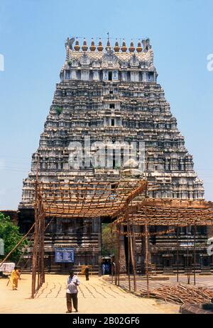 Le temple de Varadharaja Perumal ou Hastagiri ou Attiyuran est un temple hindou dédié au Seigneur Vishnu et est l'un des Desams Divya, les 108 temples de Vishnu que les 12 saints poètes, ou Alwar ont visités. Il a été construit à l'origine par les Cholas en 1053 et a ensuite été élargi pendant les règnes des grands rois de Chola Kulottunga Chola I et Vikrama Chola. Au XIVe siècle, un autre mur et une gopura ont été construits par les rois de Chola plus tard. Banque D'Images