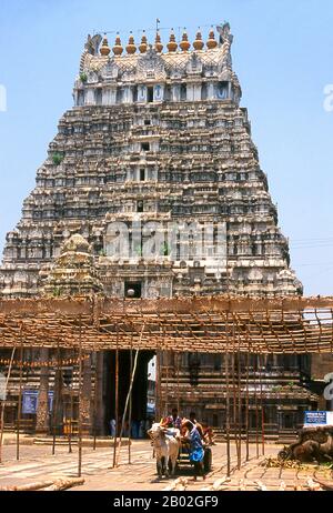 Le temple de Varadharaja Perumal ou Hastagiri ou Attiyuran est un temple hindou dédié au Seigneur Vishnu et est l'un des Desams Divya, les 108 temples de Vishnu que les 12 saints poètes, ou Alwar ont visités. Il a été construit à l'origine par les Cholas en 1053 et a ensuite été élargi pendant les règnes des grands rois de Chola Kulottunga Chola I et Vikrama Chola. Au XIVe siècle, un autre mur et une gopura ont été construits par les rois de Chola plus tard. Banque D'Images