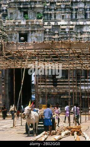 Le temple de Varadharaja Perumal ou Hastagiri ou Attiyuran est un temple hindou dédié au Seigneur Vishnu et est l'un des Desams Divya, les 108 temples de Vishnu que les 12 saints poètes, ou Alwar ont visités. Il a été construit à l'origine par les Cholas en 1053 et a ensuite été élargi pendant les règnes des grands rois de Chola Kulottunga Chola I et Vikrama Chola. Au XIVe siècle, un autre mur et une gopura ont été construits par les rois de Chola plus tard. Banque D'Images