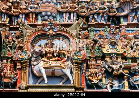 Le temple Meenakshi Amman (également appelé: Temple Meenakshi Sundareswarar, Tiru-aalavaai et Meenakshi Amman Kovil) est un temple hindou dédié à Parvati, connu sous le nom de Meenakshi, et sa consort, Shiva, ici nommé Sundareswarar. Le temple actuel date de 1623 à 1655 ce. Banque D'Images