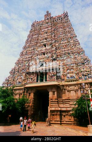 Le temple Meenakshi Amman (également appelé: Temple Meenakshi Sundareswarar, Tiru-aalavaai et Meenakshi Amman Kovil) est un temple hindou dédié à Parvati, connu sous le nom de Meenakshi, et sa consort, Shiva, ici nommé Sundareswarar. Le temple actuel date de 1623 à 1655 ce. Banque D'Images