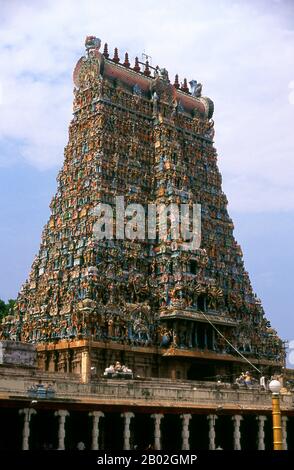 Le temple Meenakshi Amman (également appelé: Temple Meenakshi Sundareswarar, Tiru-aalavaai et Meenakshi Amman Kovil) est un temple hindou dédié à Parvati, connu sous le nom de Meenakshi, et sa consort, Shiva, ici nommé Sundareswarar. Le temple actuel date de 1623 à 1655 ce. Banque D'Images