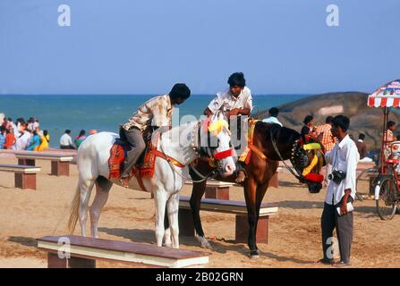 Kanyakumari, anciennement connu sous le nom de Cap Comoriin, se trouve au point le plus au sud de l'Inde continentale. C'est la pointe sud des collines de Cardamom, une extension des Ghats occidentaux qui s'étendent le long de la côte ouest de l'Inde. Kanyakumari prend son nom de la déesse Devi Kanya Kumari, considérée comme une sœur de Krishna. Les femmes lui prient pour le mariage. On croit que la déesse est celle qui enlève la rigidité de notre esprit. Le temple ici est un Shakti Peetha, l'un des lieux les plus saints de la déesse mère. Banque D'Images