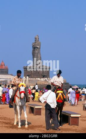 Thiruvalluvar était un poète et philosophe tamoul né à Kanyakumari entre le premier siècle de BCE et le VIIIe siècle de ce. Sa contribution à la littérature tamoule est le Thirukkural, un travail sur l'éthique. Kanyakumari, anciennement connu sous le nom de Cap Comoriin, se trouve au point le plus au sud de l'Inde continentale. C'est la pointe sud des collines de Cardamom, une extension des Ghats occidentaux qui s'étendent le long de la côte ouest de l'Inde. Kanyakumari prend son nom de la déesse Devi Kanya Kumari, considérée comme une sœur de Krishna. Les femmes lui prient pour le mariage. On croit que la déesse est celle qui re Banque D'Images