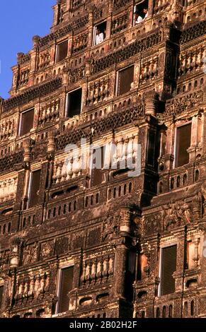 Le palais de Thanjavur Maratha, également connu sous le nom d'Aranmanai, a été construit à l'origine par les Nayaks du royaume de Thanjavur Nayak (XVIe - XVIIe siècle ce). Après la chute du royaume de Thanjavur Nayak, il a servi de résidence officielle du Thanjavur Maratha. Lorsque la majeure partie du royaume de Thanjavur Maratha a été annexée à l'Empire britannique en 1799, le Thanjavur Marathas a continué de s'attelle au palais et au fort environnant. La famille Bhonsle a continué de se tenir au palais même après que le dernier roi Shivaji II a été déposé selon la Doctrine de Lapse. Banque D'Images