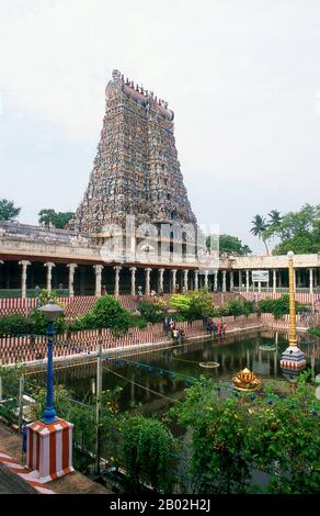 Le temple Meenakshi Amman (également appelé: Temple Meenakshi Sundareswarar, Tiru-aalavaai et Meenakshi Amman Kovil) est un temple hindou dédié à Parvati, connu sous le nom de Meenakshi, et sa consort, Shiva, ici nommé Sundareswarar. Le temple actuel date de 1623 à 1655 ce. Banque D'Images