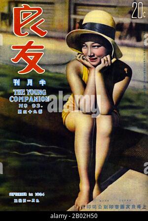 En 1926, Young Companion Pictorial (Liang You, littéralement « bon ami ») a été créé à Shanghai comme premier magazine de variété coloré. Au cours des années 1920 et 1930, lorsque les nouvelles imprimées étaient rares et précieuses, Companion était déjà un pionnier dans la fourniture de rapports picturales au public. Elle est rapidement devenue la publication qui a fait la chronique et a provoqué la passion de la Chine pendant des décennies à venir. Tout au long de l'épopée de la guerre et de la paix, les lecteurs ont pu voir et lire de Companion les visages et les pensées des politiciens influents tels que Sun Zhongshan (Sun Yat-sen), Jiang Jieshi (Chiang Kai-shek), Feng Yuxiang, Zh Banque D'Images