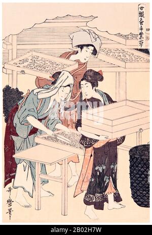 4. 'Stirring the silkworms', représentant une fille au premier plan en remuant les vers à soie dans un plateau, un autre portant un plateau de vers et un autre en prenant un plateau vide Kitagawa Utamaro (CA. 1753 - 31 octobre 1806) était un peintre et graveur japonais, considéré comme l'un des plus grands artistes de gravures de bois (ukiyo-e). Il est surtout connu pour ses études magistralement composées de femmes, connues sous le nom de bijinga. Il a également produit des études sur la nature, notamment des livres illustrés d'insectes. Banque D'Images