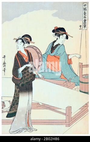 11. "Épingler la soie", représentant une femme assise dans l'arrière-plan qui tourne la soie sur un métier à tisser et une femme debout au premier plan. Kitagawa Utamaro (env. 1753 - 31 octobre 1806) était un peintre et graveur japonais, considéré comme l'un des plus grands artistes de gravures de bois (ukiyo-e). Il est surtout connu pour ses études magistralement composées de femmes, connues sous le nom de bijinga. Il a également produit des études sur la nature, notamment des livres illustrés d'insectes. Banque D'Images