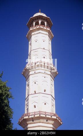 Inde : Iswari Minar Swarga Sal (Minaret de perçage du ciel), Jaipur, Rajasthan. Jaipur est la capitale et la plus grande ville de l'État indien du Rajasthan. Elle a été fondée le 18 novembre 1727 par le maharaja Sawai Jai Singh II, le souverain d'Ambre, d'après qui la ville a été nommée. La ville compte aujourd'hui une population de 3,1 millions d'habitants. Jaipur est connue comme la ville rose de l'Inde. La ville est remarquable parmi les villes indiennes pré-modernes pour la largeur et la régularité de ses rues qui sont réparties en six secteurs séparés par de larges rues de 34 m (111 pi) de large. Banque D'Images