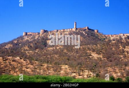 Le fort Jaigarh, également connu sous le nom de fort de la Victoire, est situé sur le promontoire appelé Cheel ka Teela (colline des aigles) de la chaîne Aravalli; il surplombe le fort Ambre et le lac Maota. Le fort a été construit par Jai Singh II en 1726 pour protéger le fort Amber et son palais. Jaipur est la capitale et la plus grande ville de l'état indien du Rajasthan. Il a été fondé le 18 novembre 1727 par Maharaja Sawai Jai Singh II, le dirigeant d'Ambre, après qui la ville a été nommée. La ville a aujourd'hui une population de 3,1 millions d'habitants. Jaipur est connu comme la ville rose de l'Inde. La ville est remarquable parmi l'Inde pré-moderne Banque D'Images