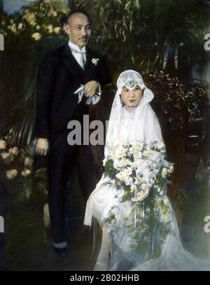 Mariage De Chiang Kai Shek Et Soong May Ling, Shanghai, 1er Décembre 1927. Soong May-ling ou Mei-ling, également connue sous le nom de Madame Chiang Kai-shek (Song Meiling, 1898-2003), première Dame de la République de Chine (ROC) et épouse du Président Chiang Kai-shek. Elle était politicienne et peintre. La plus jeune et la dernière survivante des trois soeurs Soong, elle a joué un rôle de premier plan dans la politique de la République de Chine et a été la sœur en droit de Song Qingling, épouse du Président Sun Yat-sen, fondateur de la République chinoise (1912). Banque D'Images