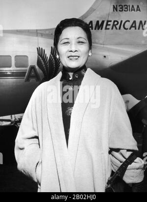 Soong May-ling ou Mei-ling, également connue sous le nom de Madame Chiang Kai-shek (Song Meiling, 1898-2003), première Dame de la République de Chine (ROC) et épouse du Président Chiang Kai-shek. Elle était politicienne et peintre. La plus jeune et la dernière survivante des trois soeurs Soong, elle a joué un rôle de premier plan dans la politique de la République de Chine et a été la sœur en droit de Song Qingling, épouse du Président Sun Yat-sen, fondateur de la République chinoise (1912). Banque D'Images