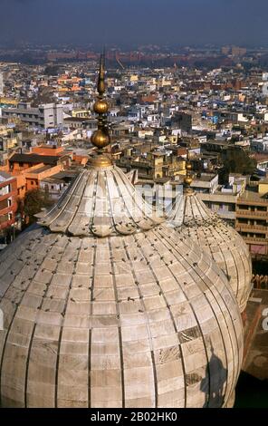 Le grand Masjid-i Jahān-Numā de Delhi, communément connu sous le nom de la mosquée de Jama Masjid ou de vendredi, est le plus grand du pays, avec une cour capable de contenir 25 000 fidèles. Il a été construit en 1644, le dernier d'une série de magnifiques réalisations architecturales par Shah Jahan, l'empereur Moghul qui a également construit le Taj Mahal et le fort Rouge. La mosquée décorée avec soin dispose de trois grandes passerelles, quatre tours et deux minarets de 40 m de haut construits de bandes alternées de grès rouge et de marbre blanc. Les non-musulmans sont invités à visiter la mosquée mais de préférence pas pendant les temps de prière; Rev Banque D'Images