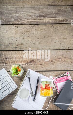 Déjeuner sain à emporter au bureau. Salade de légumes végétaliens dans des pots en verre, avec des légumes frais tranchés. Detox, alimentation brute et concept de déjeuner zéro gaspillage. Banque D'Images