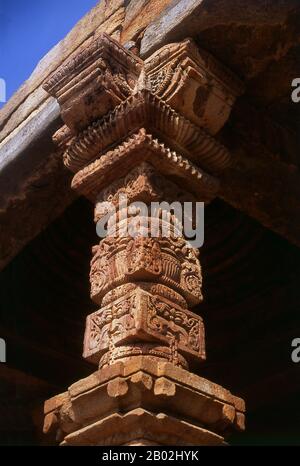 La construction du Qutb Minar a été commencée en 1192 par Qutb-ud-din Aibak, le premier sultan de Delhi, et a été menée par son successeur, Iltutmish. En 1368, Firoz Shah Tughlaq construit la cinquième et dernière histoire. Delhi serait le site d'Indraprashta, capitale des Pandavas de l'épopée indienne Mahabharata. Les fouilles ont mis à jour des éclats de poterie peinte datant d'environ 1000 BCE, bien que les plus anciennes reliques architecturales connues datent De La Période de Mauryan, il y a environ 2 300 ans. Depuis ce temps, le site a été constamment réglé. La ville a été gouvernée par le Rajplats hindou Banque D'Images