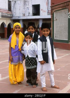 Fatehpuri Masjid a été construit en 1650 par Fatehpuri Begum, une des épouses de l'empereur Shah Jahan qui était de Fatehpur Sikri. Delhi serait le site d'Indraprashta, capitale des Pandavas de l'épopée indienne Mahabharata. Les fouilles ont mis à jour des éclats de poterie peinte datant d'environ 1000 BCE, bien que les plus anciennes reliques architecturales connues datent De La Période de Mauryan, il y a environ 2 300 ans. Depuis ce temps, le site a été constamment réglé. La ville a été gouvernée par le Rajput hindou entre 900 et 1206 ce, quand il est devenu la capitale du Sultanat de Delhi. Au milieu de la sévente Banque D'Images