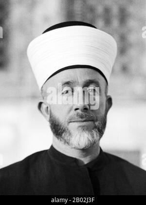 Haj Mohammed Effendi Amin el-Husseini (arabe : محمد أمين الحسيني‎, Muhammad Amin al-Husayni, né entre 1895 et 1897; décédé le 4 juillet 1974) était un nationaliste arabe palestinien et un dirigeant musulman de la Palestine obligatoire. Al-Husseini était un nationaliste arabe et, après la fin de la première Guerre mondiale, se positionne à Damas, en tant que défenseur du Royaume arabe de Syrie. Cependant, après le fiasco de la guerre franco-syrienne, ses positions sur le panarabisme se sont déplacées vers une forme de nationalisme local pour les Arabes de Palestine et il est revenu à Jérusalem. De 1921 à 1937, al-Husseini fut le Banque D'Images