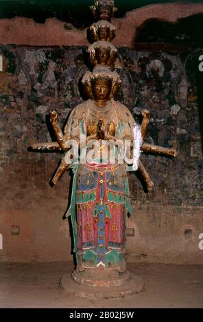 Binglingsi Shiku (Mille grottes de Bouddha) est une collection de grottes et de grottes dans un canyon inaccessible près de la rivière jaune à environ 80 km en amont de Lanzhou. L'isolement même du site a protégé et préservé Binglingsi, notamment de marauder les gardes rouges pendant la Révolution culturelle (1966 - 76). Les premières grottes bouddhistes de Binglingsi datent de la dynastie des Jin de l'est (c. 317 - 420 ce), et la construction a continué pendant bien plus de mille ans tout au long des époques de Tang, Song, Ming et Qing. Les grottes de Bingling ont souvent été parrainées par des patrons riches investissant une partie de leur R de soie Banque D'Images