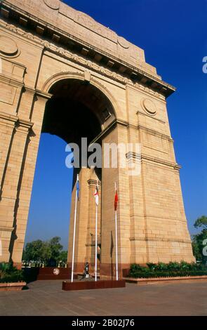 La porte de l'Inde, à l'origine appelée All India War Memorial, est un monument commémoratif de guerre situé à l'orée du Rajpath, sur le bord est de l'axe cérémonial de New Delhi, anciennement appelé Kingsway. Les noms de quelque 70 000 soldats indiens morts lors de la première Guerre mondiale, en France et en Flandre, en Mésopotamie et en Perse, en Afrique de l'est, à Gallipoli et ailleurs dans le proche et l'Extrême-Orient, entre 1914 et 19, sont inscrits sur l'arche commémorative. En outre, le mémorial de guerre porte les noms de quelque 12 516 soldats indiens morts lors de leur service en Inde ou dans la frontière du Nord-Ouest et pendant la troisième guerre afghane. Banque D'Images