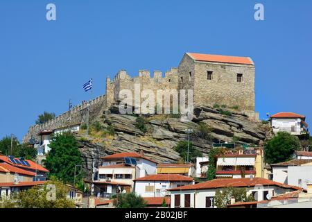 Kavala, Grèce - 18 septembre 2015 : personnes non identifiées et drapeau grec dans la forteresse médiévale Banque D'Images