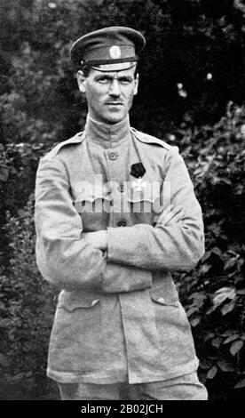 Le Grand-duc Michael Alexandrovitch de Russie (4 décembre 1878 – 13 juin 1918) était le plus jeune fils de l'empereur Alexandre III de Russie. Au moment de sa naissance, son grand-père paternel (Alexandre II de Russie) était toujours l'empereur régnant de Tous les Russias. Michael était quatrième en ligne sur le trône à la suite de ses frères père et aîné Nicholas et George. Après l'assassinat de son grand-père en 1881, il est devenu troisième en ligne et en 1894 après la mort de son père, deuxième en ligne. George mourut en 1899, laissant Michael comme héritier présomptif du trône. La naissance du fils de Nicholas Banque D'Images