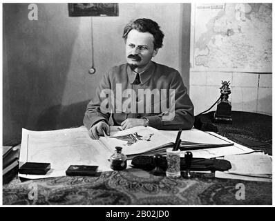 Léon Trotsky (Russe: Лев Дави́дович Тро́цкий; né Lév Davidovich Bronshtein (7 novembre 1879 – 21 août 1940) était un révolutionnaire marxiste russe et théoricien, politicien soviétique, fondateur et premier dirigeant de l'Armée rouge. Trotsky était au départ un partisan de la faction Internationaliste menchevik du Parti social-démocrate du travail russe. Il a rejoint les bolcheviks immédiatement avant la Révolution d'octobre 1917, et est finalement devenu un chef au sein du Parti. Durant les premiers jours de l'Union soviétique, il a d'abord servi comme commissaire Du Peuple pour les affaires étrangères et plus tard comme le Banque D'Images