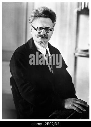 Léon Trotsky (Russe: Лев Дави́дович Тро́цкий; né Lév Davidovich Bronshtein (7 novembre 1879 – 21 août 1940) était un révolutionnaire marxiste russe et théoricien, politicien soviétique, fondateur et premier dirigeant de l'Armée rouge. Trotsky était au départ un partisan de la faction Internationaliste menchevik du Parti social-démocrate du travail russe. Il a rejoint les bolcheviks immédiatement avant la Révolution d'octobre 1917, et est finalement devenu un chef au sein du Parti. Durant les premiers jours de l'Union soviétique, il a d'abord servi comme commissaire Du Peuple pour les affaires étrangères et plus tard comme le Banque D'Images