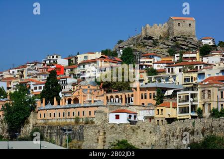 Kavala, Grèce - 18 septembre 2015 : l'hôtel Imaret, l'ancienne école de carvanserie et coranique, les maisons et la forteresse médiévale Banque D'Images