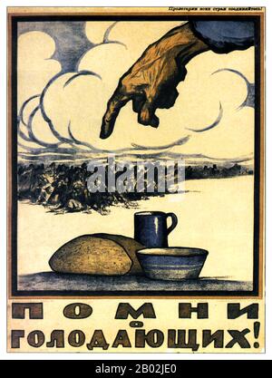 La famine russe de 1921, également connue sous le nom de famine de Povolzhye, qui a commencé au début du printemps de cette année et qui a duré jusqu'en 1922, a été une grave famine qui s'est produite en Russie bolchevique. La famine, qui a tué environ 6 millions de personnes, a surtout touché la région de la Volga et de la rivière Oural. La famine résulte de l'effet combiné de la perturbation économique, qui avait déjà commencé pendant la première Guerre mondiale, et s'est poursuivie par les perturbations de la Révolution russe de 1917 et de la guerre civile russe avec sa politique de communisme de guerre, en particulier le prodrazvyorstka, aidé en outre par les systèmes ferroviaires TH Banque D'Images