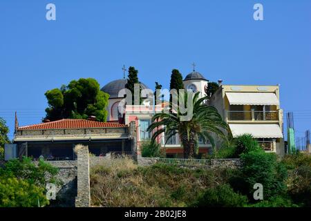 Kavala, Grèce - 18 septembre 2015 : personnes non identifiées sur la terrasse du café Briki et l'église byzantine Theotoku Banque D'Images