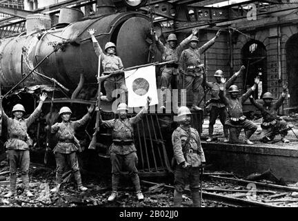 La seconde guerre sino-japonaise (7 juillet 1937 – 9 septembre 1945) fut un conflit militaire qui se battait principalement entre la République de Chine et l'Empire du Japon. Après l'attaque japonaise sur Pearl Harbor, la guerre a fusionné dans le plus grand conflit de la seconde Guerre mondiale comme un front majeur de ce que l'on appelle généralement la guerre du Pacifique. Bien que les deux pays aient combattu par intermittence depuis 1931, la guerre totale a commencé sérieusement en 1937 et s'est terminée seulement avec la reddition du Japon en 1945. La guerre est le résultat d'une politique impérialiste japonaise de plusieurs décennies visant à dominer la Chine politiquement et militairement an Banque D'Images