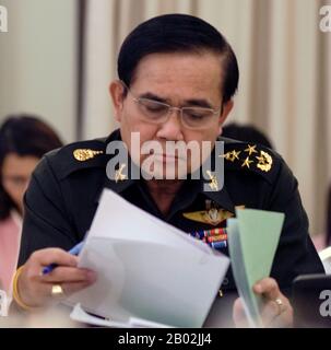 Prayuth Chan-ocha (Thai: ประยุทธ์ จันทร์โอชา; né le 21 mars 1954) est un officier de l'armée thaïlandaise qui est simultanément commandant en chef de l'armée royale thaïlandaise et chef du Conseil national pour la paix et l'ordre (NCPO). Prayuth a été qualifié de royaliste fort et d'adversaire de l'ancien Premier ministre Thaksin Shinawatra. Au cours de la crise politique qui a commencé en novembre 2013 et a impliqué les protestations contre le gouvernement intérimaire de Yingluck Shinawatra, Prayuth a essayé de maintenir la neutralité de l'armée. Toutefois, le 22 mai 2014, Prayuth a lancé un coup d'État militaire contre le gouvernm Banque D'Images