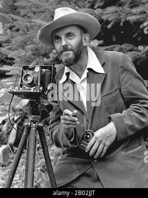 Ansel Easton Adams (20 février 1902 – 22 avril 1984) était photographe et écologiste américain. Ses photographies de paysages noir et blanc de l'Ouest américain, en particulier du parc national de Yosemite, ont été largement reproduites sur des calendriers, des affiches et des livres. Avec Fred Archer, Adams a développé le système de zone comme moyen de déterminer l'exposition appropriée et d'ajuster le contraste de l'impression finale. La clarté et la profondeur qui en résultent ont caractérisé ses photographies. Adams a principalement utilisé des caméras grand format parce que leur haute résolution a contribué à assurer la netteté de ses images. Adams a été affligé Banque D'Images