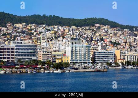 Kavala, Grèce - 18 septembre 2015 : paysage urbain avec différents cafés et restaurants sur le port du port dans la ville d'Eastmacadonia Banque D'Images