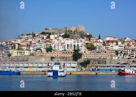 Kavala, Grèce - 18 septembre 2015 : paysage urbain avec Imaret, forteresse et terminal de ferry dans le port de la ville d'Eastmacedonia Banque D'Images