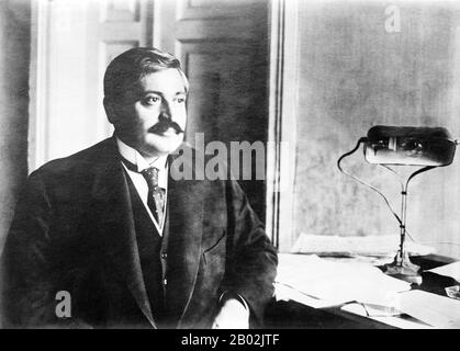 Mehmed Talaat Pasha (turc ottoman: محمد طلعت پاشا; turc: Mehmed Talât Pasha; 1874 – 15 mars 1921), communément connu sous le nom de Talaat Pasha, était l'un des triumvirat connu sous le nom Des Trois Pashas qui dirigeaient de facto l'Empire ottoman pendant la première Guerre mondiale. Sa carrière dans la politique ottomane a commencé par devenir vice pour Edirne en 1908, puis ministre de l'intérieur et ministre des Finances, et enfin Grand Vizier (équivalent au premier ministre) en 1917. Il a fui l'empire avec Enver Pasha et Djemal Pasha (les autres membres Des Trois Pashas) en 1918 et a été assassiné à Berlin en 1921 par S. Banque D'Images