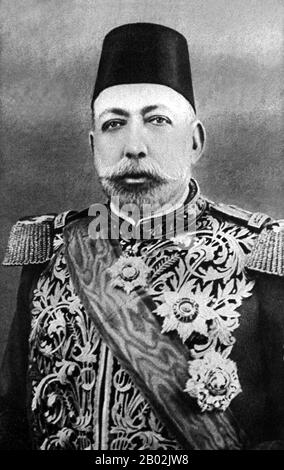 Mehmed V Reshad (turc ottoman: محمد خامس Meḥmed-i ẖâmis, turc: Mehmed V Reşad ou Reşat Mehmet) (2/3 novembre 1844 – 3/4 juillet 1918) était le 35ème sultan ottoman. Il était le fils du Sultan Abdülmecid I. Il fut remplacé par son demi-frère Mehmed VI Mehmed V est mort au Palais Yıldız le 3 juillet 1918 à l'âge de 73 ans, seulement quatre mois avant la fin de la première Guerre mondiale. Ainsi, il n'a pas vécu pour voir la chute de l'Empire ottoman. Il a passé la plus grande partie de sa vie au Palais Dolmabahçe et au Palais Yıldız à Constantinople. Sa tombe est dans le quartier historique d'Eyüp de la ville. Banque D'Images