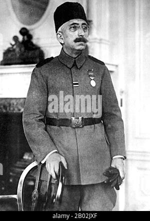 Mehmed VI (turc ottoman: محمد سادس Meḥmed-i sâdis, وحيد الدين Vahideddin. Turc: Vahideddin ou VI Mehmed) (14 janvier 1861 – 16 mai 1926) fut le 36ème et dernier sultan de l'Empire ottoman, régnant de 1918 à 1922. Frère de Mehmed V, il succède au trône en tant que membre aîné de la Maison d'Osman après le suicide de 1916 du fils d'Abdülaziz Yusuf Izzettin Efendi, héritier du trône. Il a été placé sous la direction du mot d'Osman le 4 juin 1918, comme le trente-sixième padishah. Son père était le Sultan Abdülmecid I et sa mère était Gülüstü (1831 – mai 1861), un abkhaze ethnique Banque D'Images