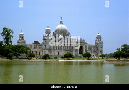 Le Victoria Memorial Hall a été construit entre 1906 et 1921 et est dédié à la mémoire de la reine Victoria (1819–1901), impératrice de l'Inde. Le monument commémoratif a été construit dans un style révivaliste indo-sarénique et l'architecte était William Emerson (1843 - 1924). Les dossiers fiscaux de l'empereur Mughal Akbar (1584–1598) ainsi que les travaux d'un poète bengali du XVe siècle, Bipradaas, mentionnent tous deux un règlement nommé Kalikata (qui signifie "Steps of Kali" pour la déesse hindoue Kali) dont le nom Calcutta est supposé dériver. En 1690 Job Charnock, un agent de la société East India, fonde la première Banque D'Images