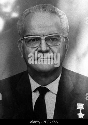 Jaime Ramón Mercader del Río (7 février 1913 – 18 octobre 1978) était un communiste espagnol devenu tristement célèbre comme l'assassin du révolutionnaire marxiste russe Léon Trotsky en 1940, au Mexique. Les archives déclassifiées ont montré qu'il était un agent soviétique. Il a purgé 20 ans de prison mexicaine pour le meurtre. Joseph Staline lui a présenté un ordre de Lénine par contumace. Mercader a reçu le titre de « héros de l'Union soviétique » après sa libération en 1961. En 1961, Mercader a déménagé en Union soviétique et a ensuite été présenté avec la plus haute décoration du pays, 'Héros de l'Uni soviétique Banque D'Images