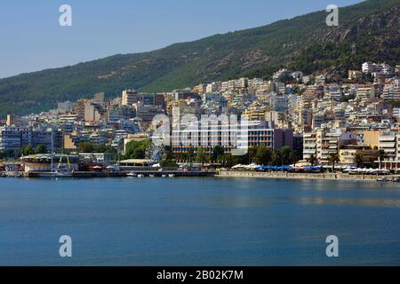 Kavala, Grèce - 18 septembre 2015 : paysage urbain avec différents cafés, restaurants et parc d'attractions sur le port de la ville d'Eastmacadonia Banque D'Images